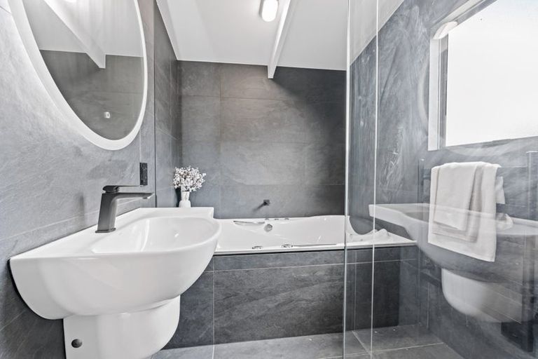 Photo of property in 5 Elizabeth Drive, West Harbour, Auckland, 0618