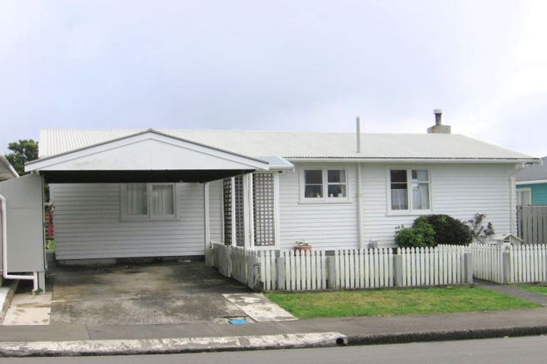 Photo of property in 6 Quigley Street, Newlands, Wellington, 6037