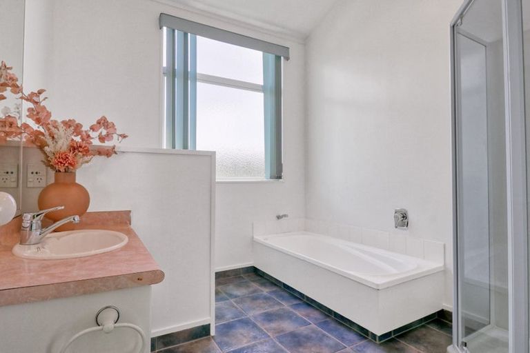 Photo of property in 39 Lanyon Place, Whitby, Porirua, 5024