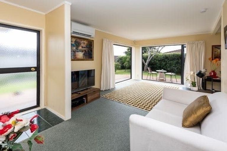 Photo of property in 1/11 Majesty Place, Half Moon Bay, Auckland, 2012