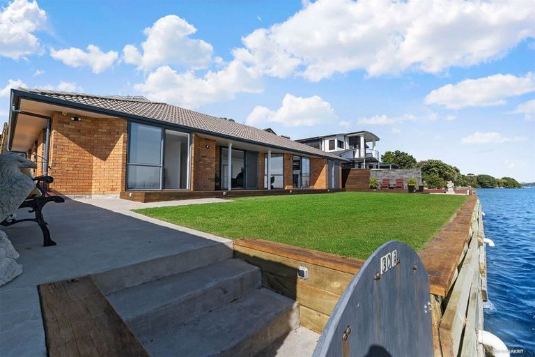 Photo of property in 30a Crispe Road, Clarks Beach, 2122