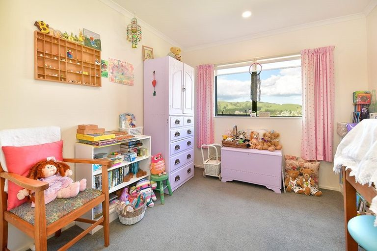 Photo of property in 16 Te Kauri Place, Helensville, 0800