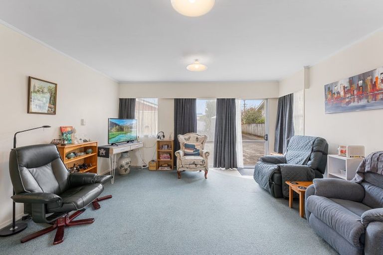 Photo of property in 2/5 Grove Road, Papakura, 2110
