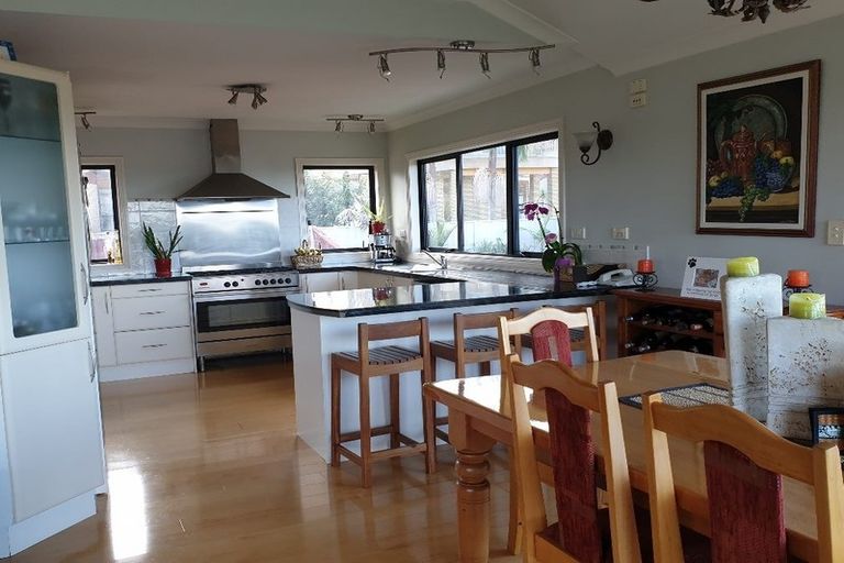 Photo of property in 6 Danica Esplanade, Te Atatu Peninsula, Auckland, 0610