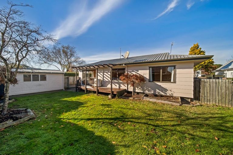Photo of property in 2/74 Aorangi Road, Bryndwr, Christchurch, 8053