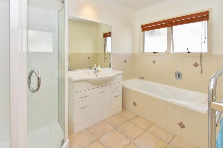 Photo of property in 17 Manara Place, The Gardens, Auckland, 2105