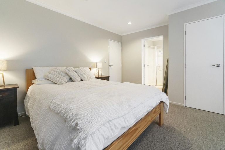 Photo of property in 4a Taipari Road, Te Atatu Peninsula, Auckland, 0610