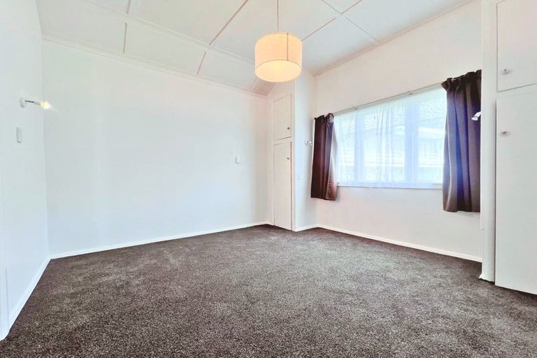 Photo of property in 1 Titahi Bay Road, Porirua City Centre, Porirua, 5022