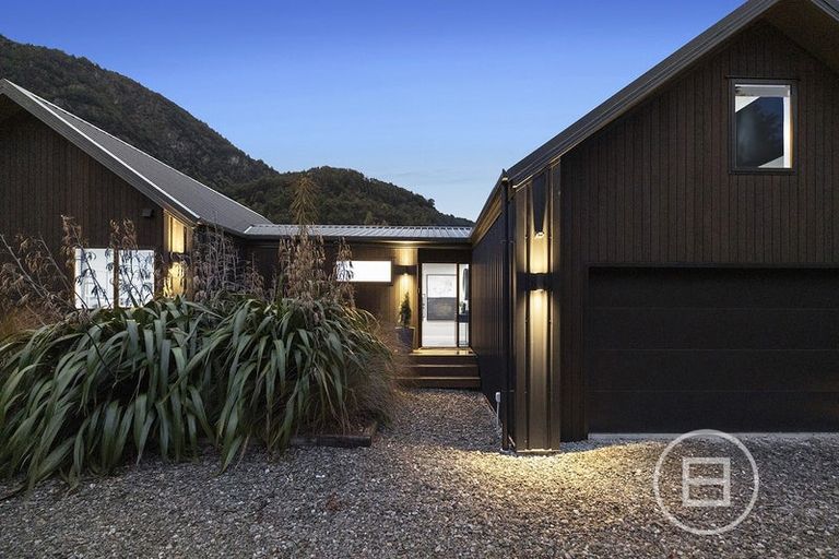 Photo of property in 45 Peregrine Falcon Road, Mount Creighton, Queenstown, 9371