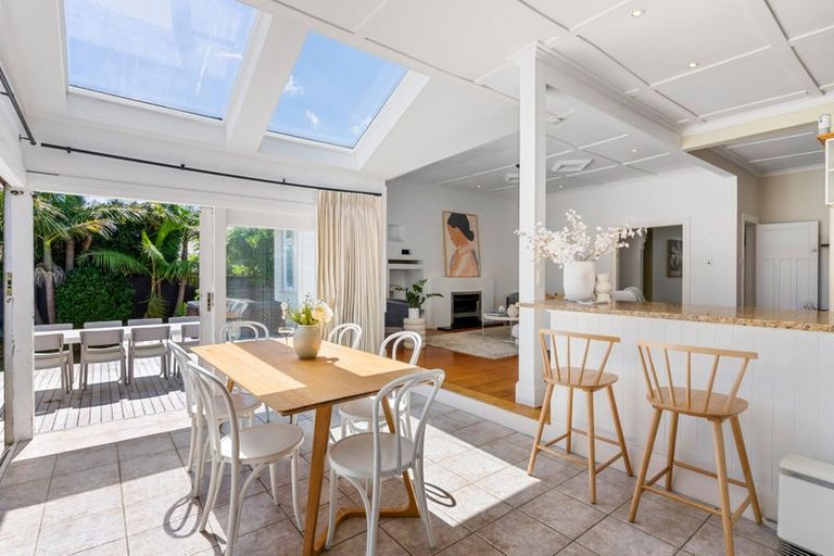 Photo of property in 8 Tiri Road, Milford, Auckland, 0620