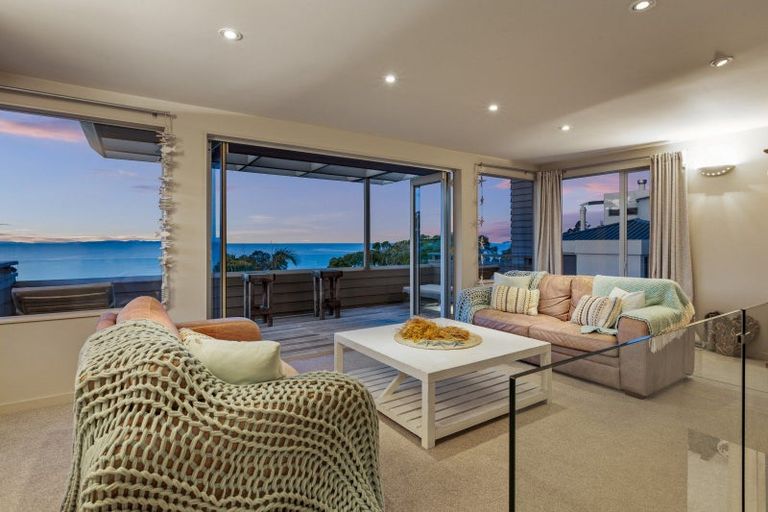 Photo of property in 12 Chelverton Terrace, Red Beach, 0932
