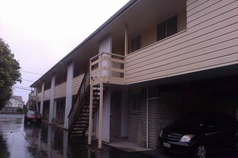 Photo of property in 44h Whites Line West, Woburn, Lower Hutt, 5010