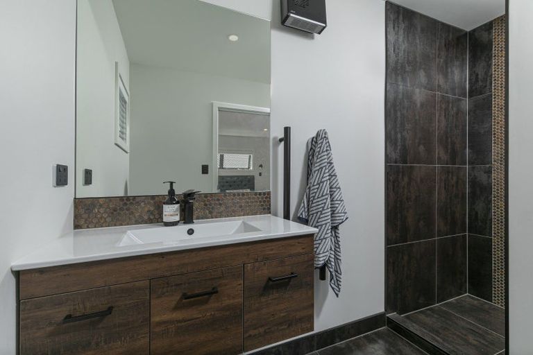 Photo of property in 2a Roland Road, Greenhithe, Auckland, 0632