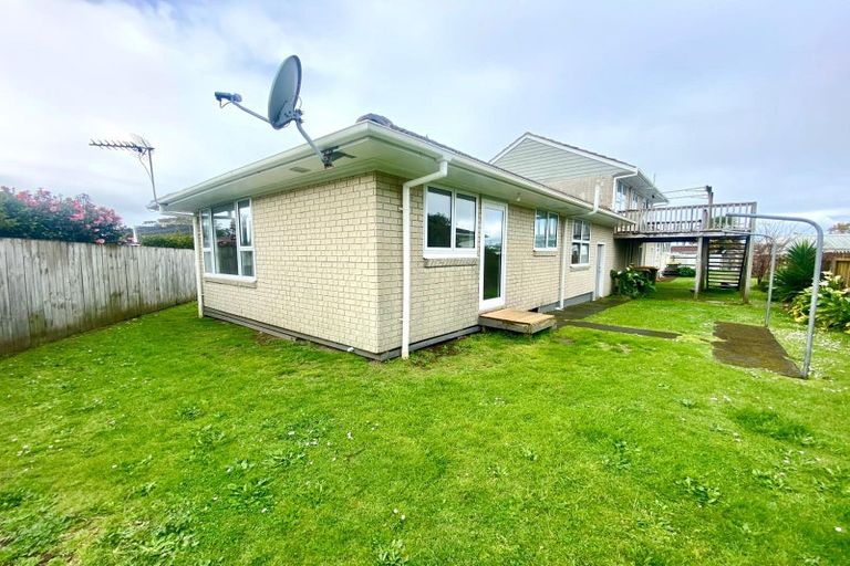 Photo of property in 8 Riverside Drive, Waiuku, 2123