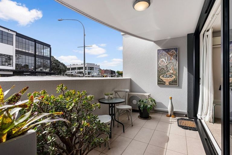 Photo of property in 1i/175 Hurstmere Road, Takapuna, Auckland, 0622