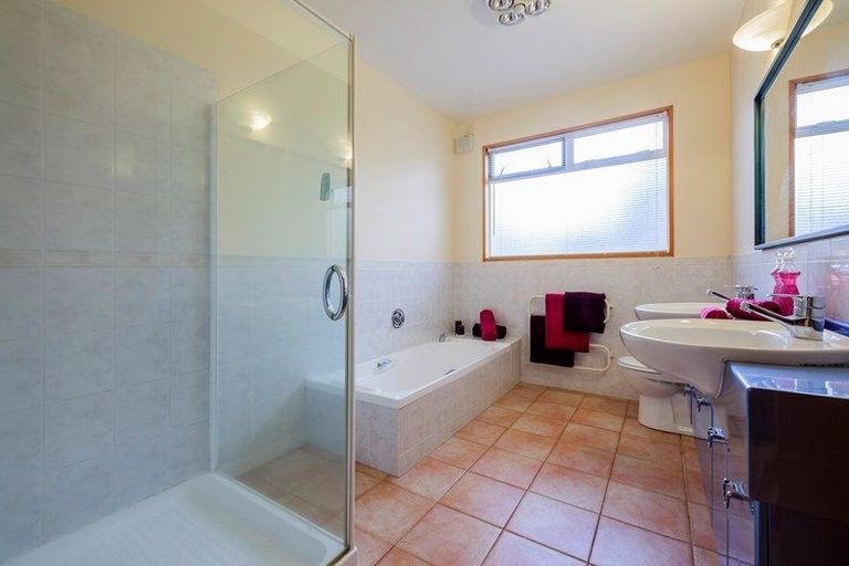 Photo of property in 82 Park Rise, Campbells Bay, Auckland, 0630