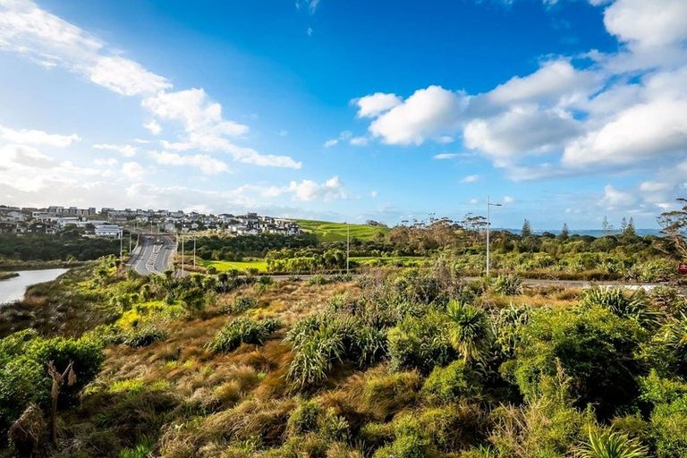 Photo of property in 2/1090 Beach Road, Torbay, Auckland, 0630