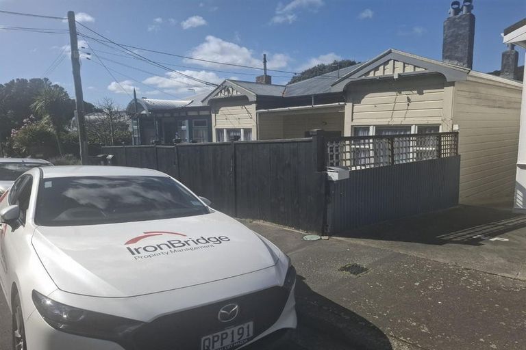 Photo of property in 25 Myrtle Crescent, Mount Cook, Wellington, 6021