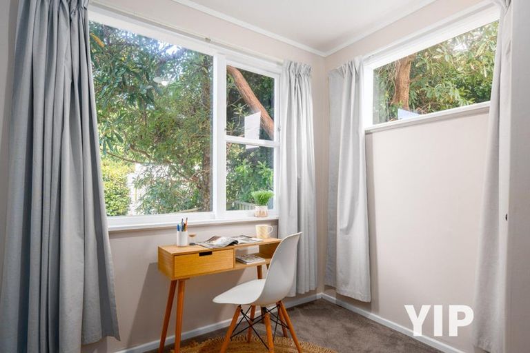 Photo of property in 2 Griffiths Grove, Newlands, Wellington, 6037