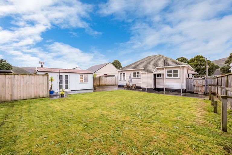 Photo of property in 3 Sellers Grove, Taita, Lower Hutt, 5011