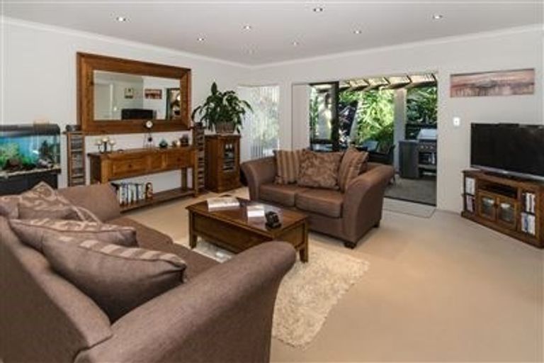 Photo of property in 24 Corsica Way, Karaka, Papakura, 2113
