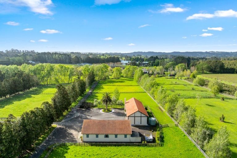 Photo of property in 744 Waitakere Road, Kumeu, 0891