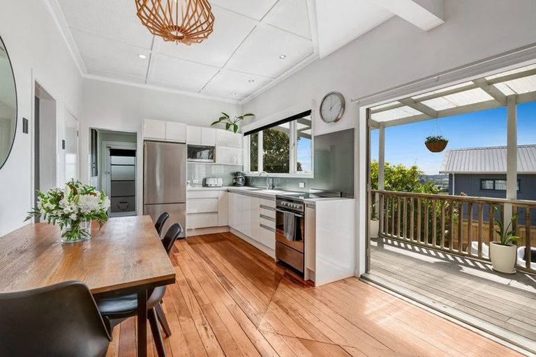 Photo of property in 2/136 Sunset Road, Unsworth Heights, Auckland, 0632