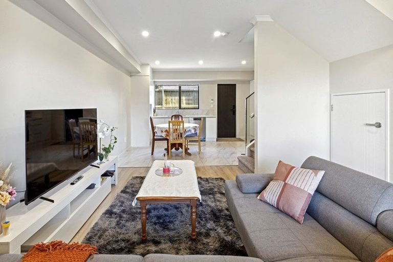 Photo of property in 10e Roberts Road, Te Atatu South, Auckland, 0610