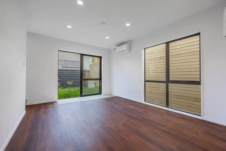 Photo of property in 44d Cyclarama Crescent, Massey, Auckland, 0614