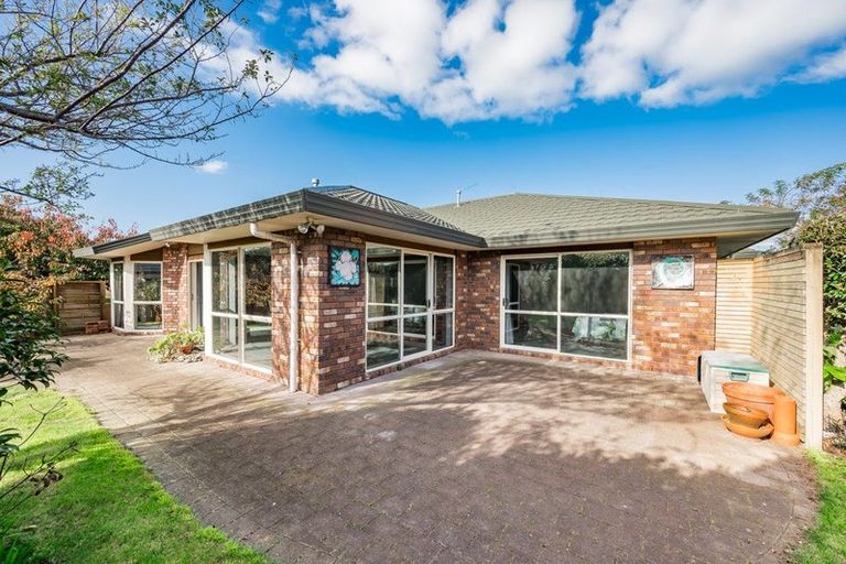 Photo of property in 122 Guildford Drive, Paraparaumu Beach, Paraparaumu, 5032