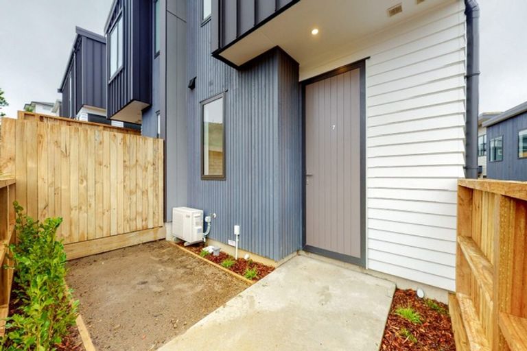 Photo of property in 62u7 Spenmoor Street, Newlands, Wellington, 6037