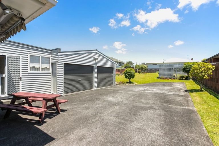 Photo of property in 15 Tiki Street, New Lynn, Auckland, 0600