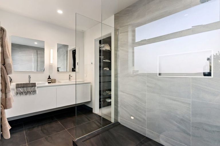 Photo of property in 21 Heath Avenue, Northcote, Auckland, 0627