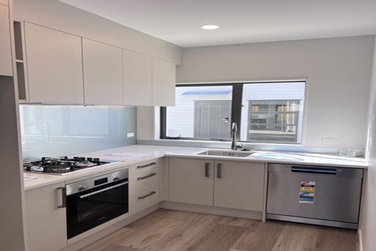 Photo of property in 2b Garner Place, Glenfield, Auckland, 0629