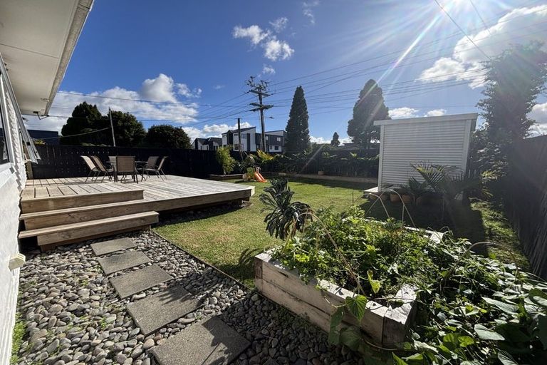 Photo of property in 16 Taikata Road, Te Atatu Peninsula, Auckland, 0610