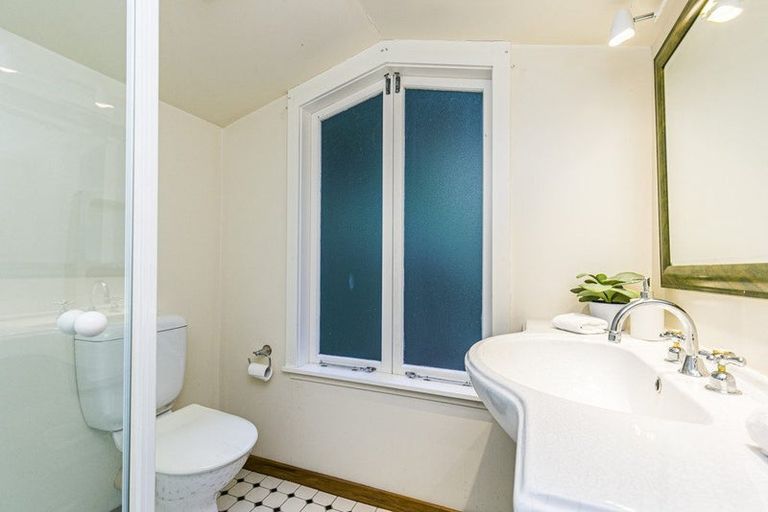 Photo of property in 61 Garden Road, Northland, Wellington, 6012