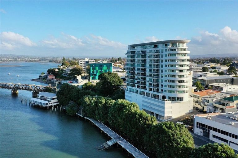 Photo of property in 72 Devonport Road, Tauranga, 3110