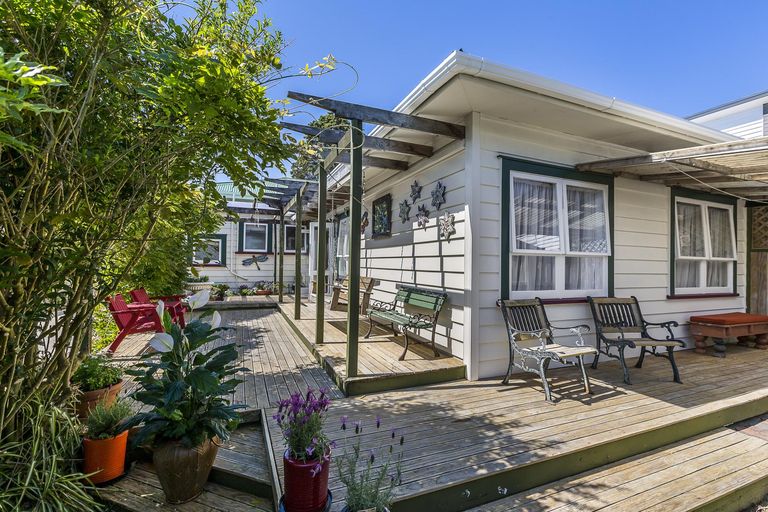 Photo of property in 73 Hutchinson Avenue, New Lynn, Auckland, 0600