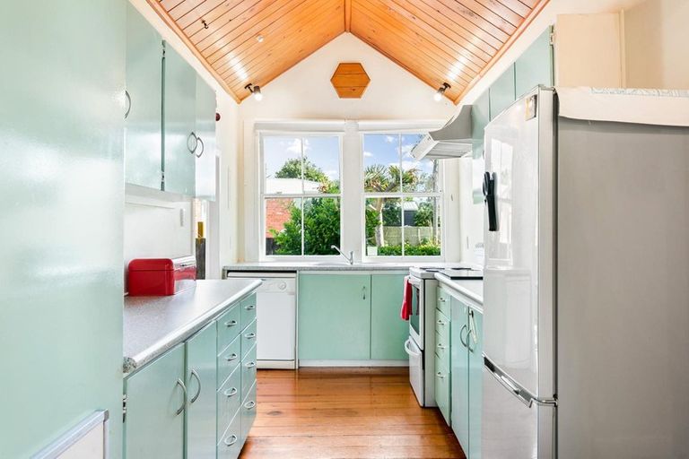 Photo of property in 24 Graham Avenue, Te Atatu Peninsula, Auckland, 0610