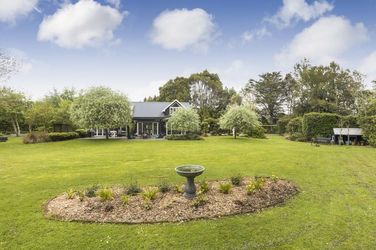 Photo of property in 212 Polson Hill Drive, Aokautere, Palmerston North, 4471