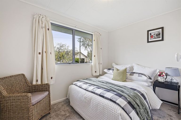 Photo of property in 1 Stephen Avenue, Henderson, Auckland, 0610
