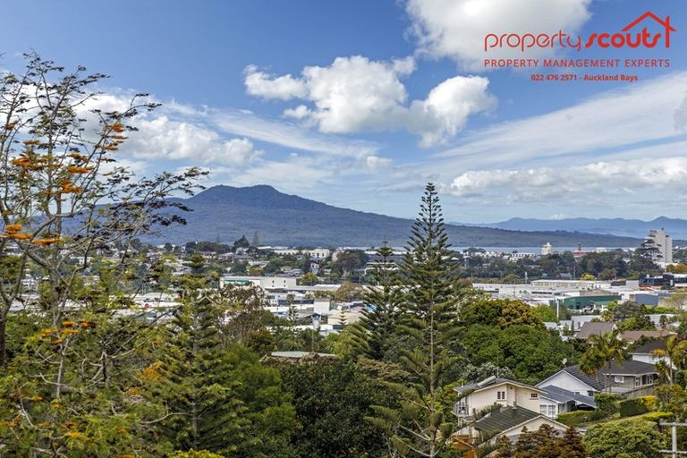 Photo of property in 537 Glenfield Road, Glenfield, Auckland, 0629