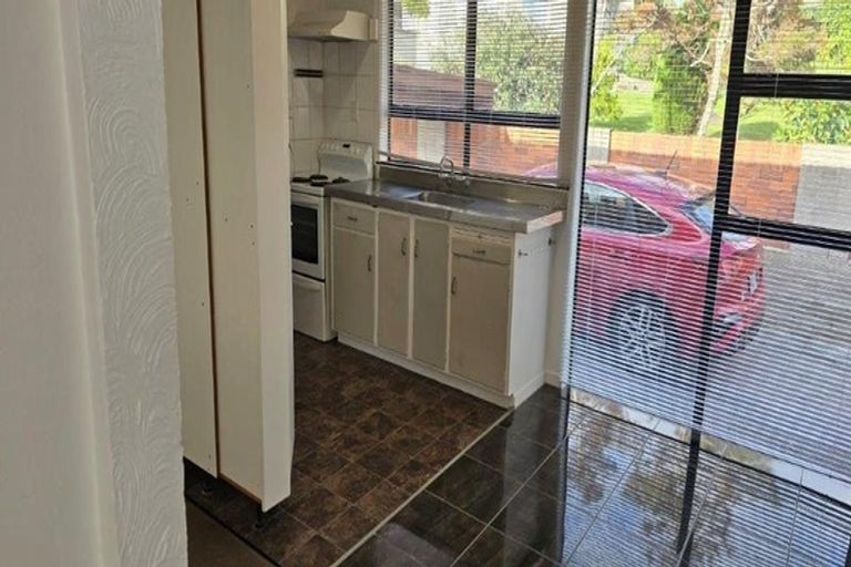 Photo of property in 1/37 Kirrie Avenue, Te Atatu South, Auckland, 0610