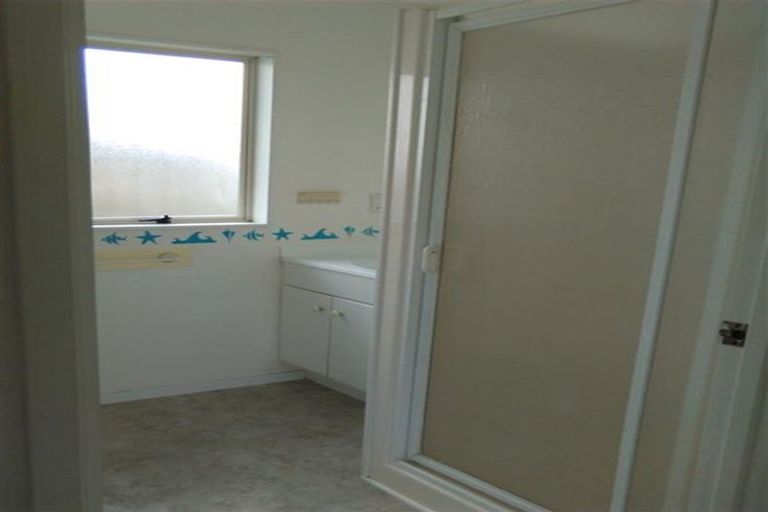 Photo of property in 2/2 Rook Place, Unsworth Heights, Auckland, 0632