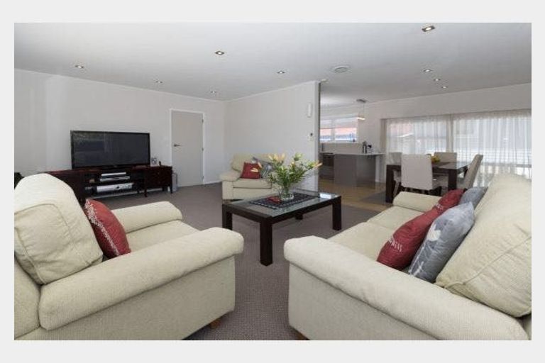 Photo of property in 39 Megan Avenue, Pakuranga Heights, Auckland, 2010