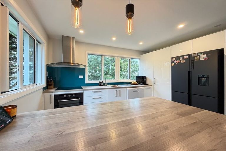 Photo of property in 98 Glanmire Road, Newlands, Wellington, 6037