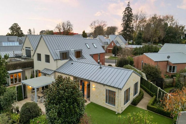 Photo of property in 4 Le Quesnoy Place, Cambridge, 3434