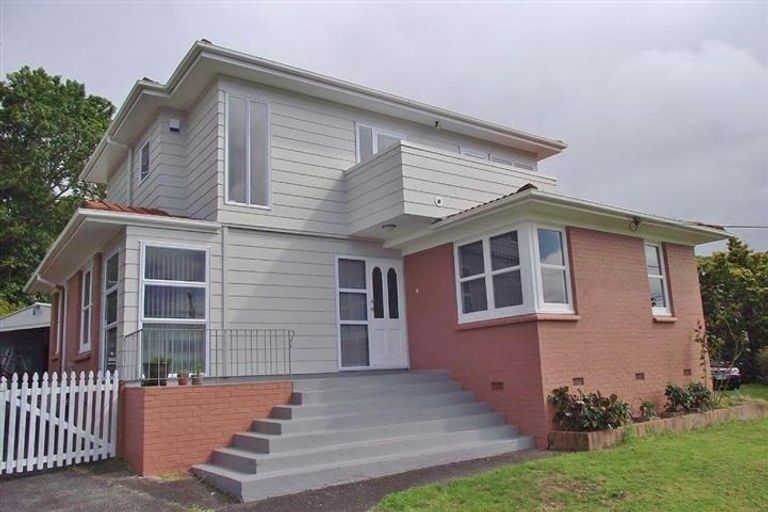Photo of property in 10 Mcclintock Road, Massey, Auckland, 0614