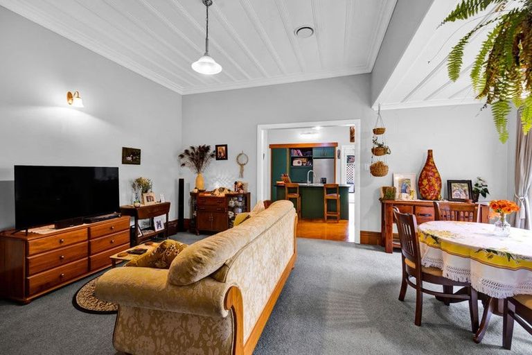 Photo of property in 237 South Road, Hawera, 4610