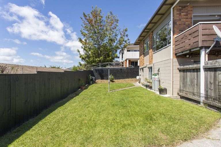 Photo of property in 2/39 Te Atatu Road, Te Atatu South, Auckland, 0610